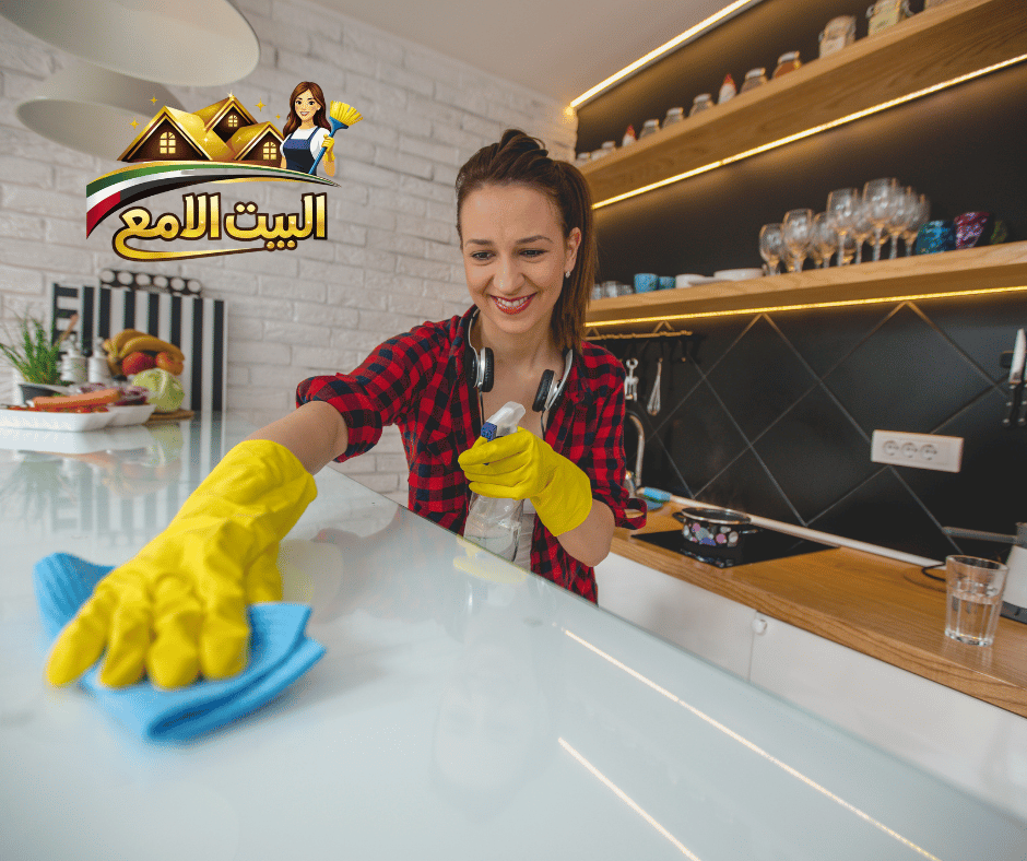 شغالة بالساعة في أم القيوين