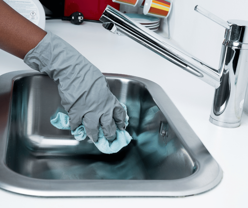 عاملات منزلية بالساعة في الشارقة