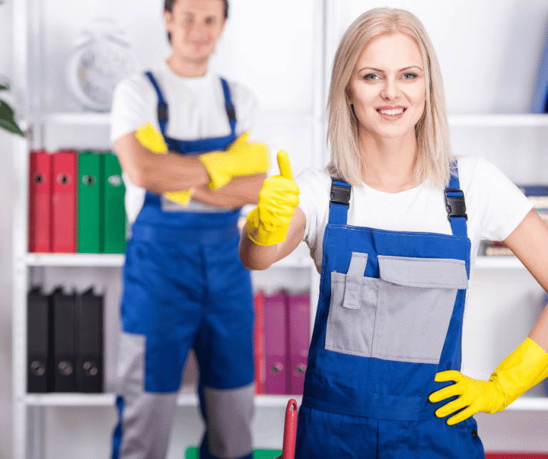 عاملات تنظيف بالساعة في عجمان